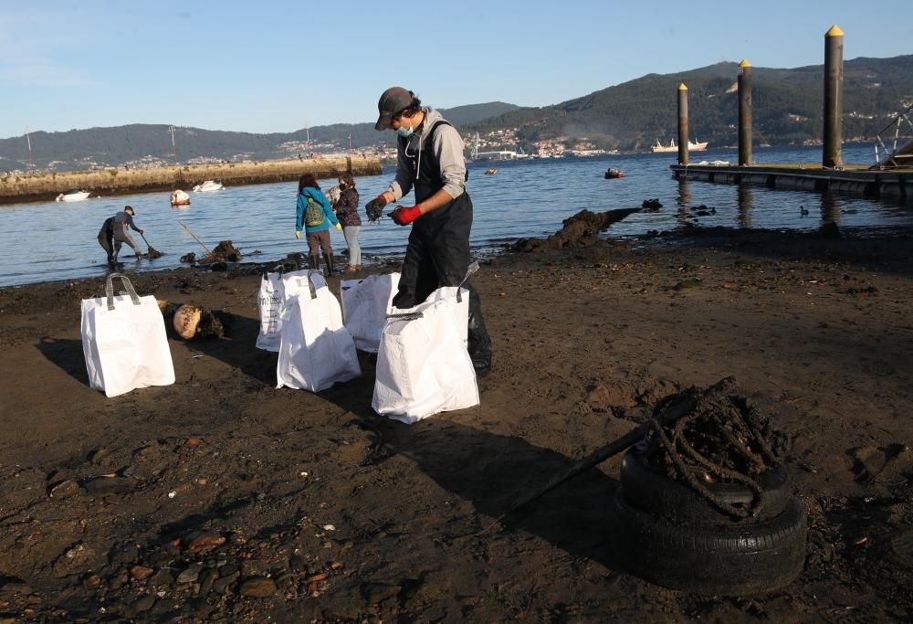 Los mariscadores de la Cofradía de Vigo limpiando la playa de Ríos de la ETEA. // R. Grobas