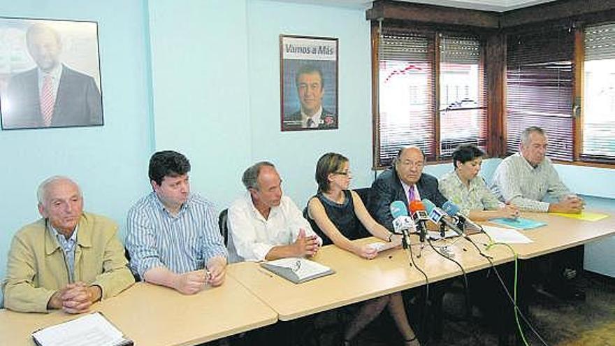 La última recogida de firmas. De izquierda a derecha, José Luis Magro, Alfredo Rico, Manuel Peña, Paloma Menéndez Prado, Enrique Álvarez Sostres, Rosa Domínguez de Posada y Fernando González Landa, en la presentación.