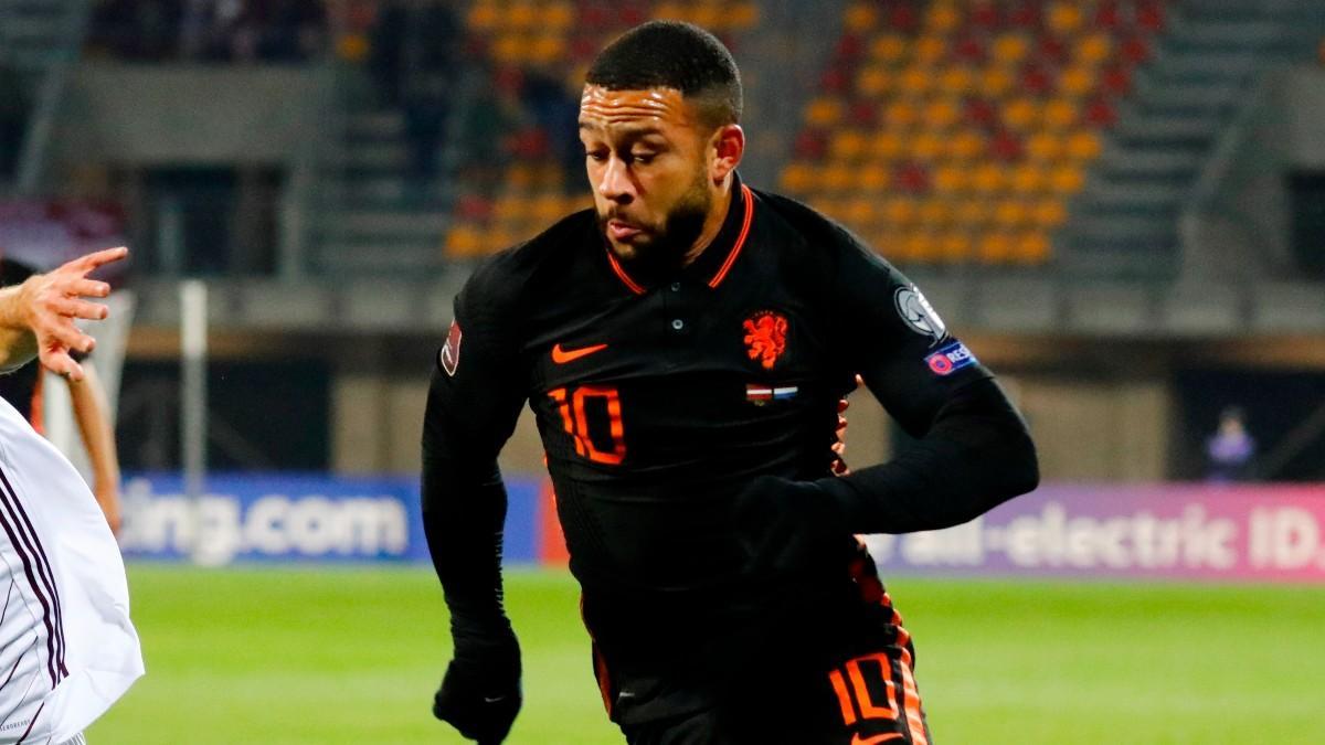 Depay durante el partido ante Letonia