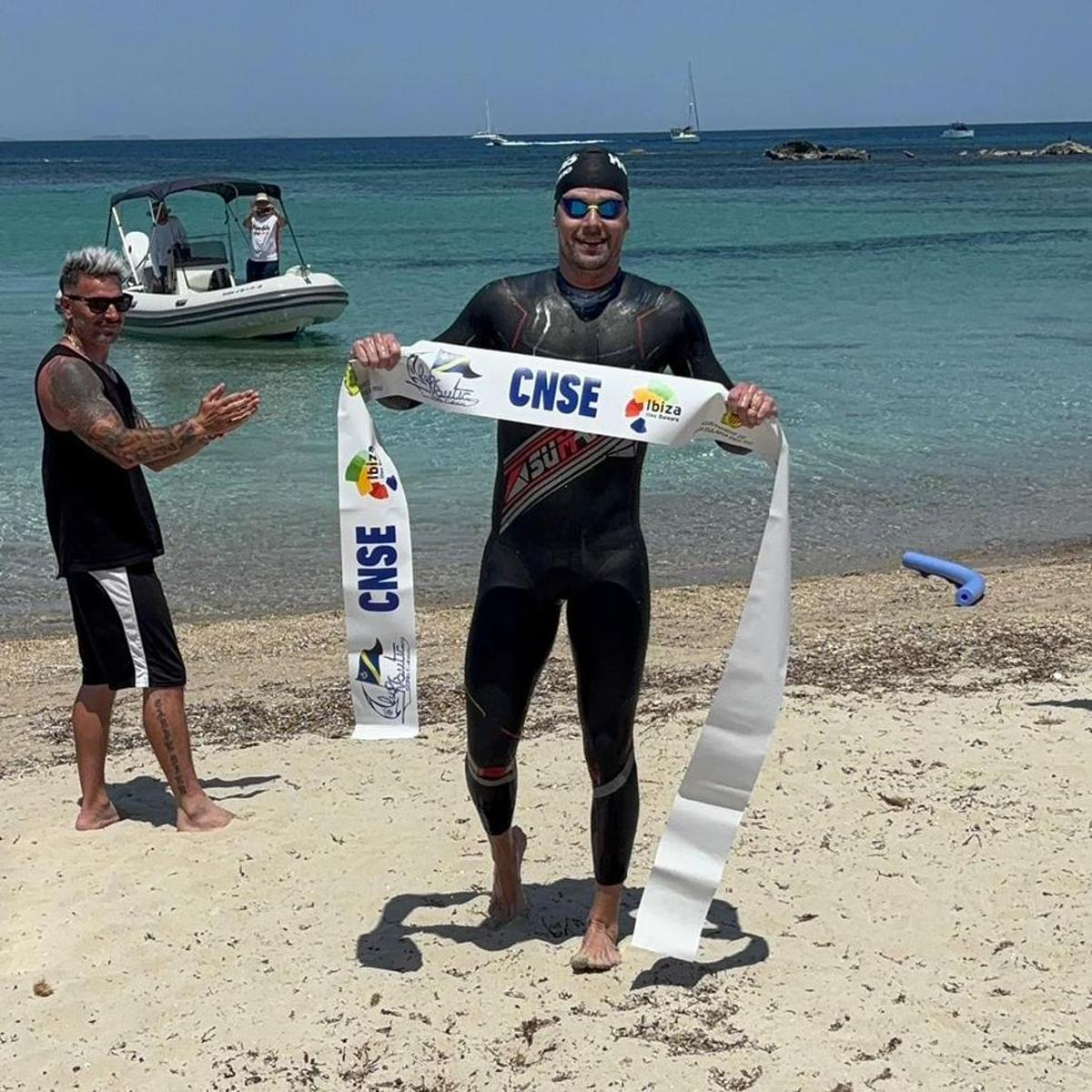 Hugo Ribeiro llega a Es Pujols para coronarse como el vencedor de la Ultraswim Ibiza.