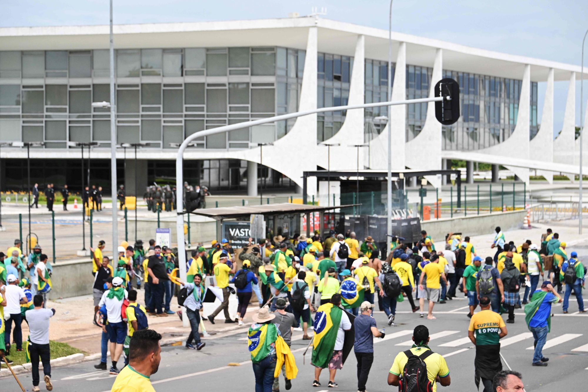 Seguidores del expresidente brasileño Jair Bolsonaro invadieron este domingo el Palacio de Planalto, sede del Ejecutivo, en Brasilia.