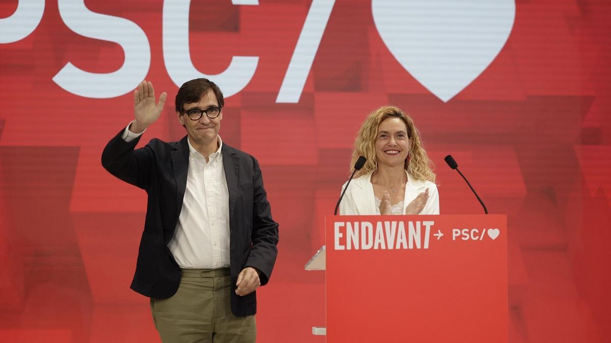 El líder del PSC, Salvador Illa, con la hasta ahora presidenta del Congreso, Meritxell Batet