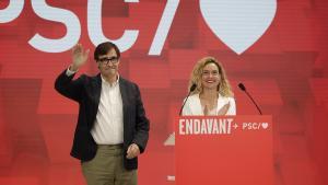 El líder del PSC, Salvador Illa, con la hasta ahora presidenta del Congreso, Meritxell Batet, celebrando la victoria en Catalunya el 23-J