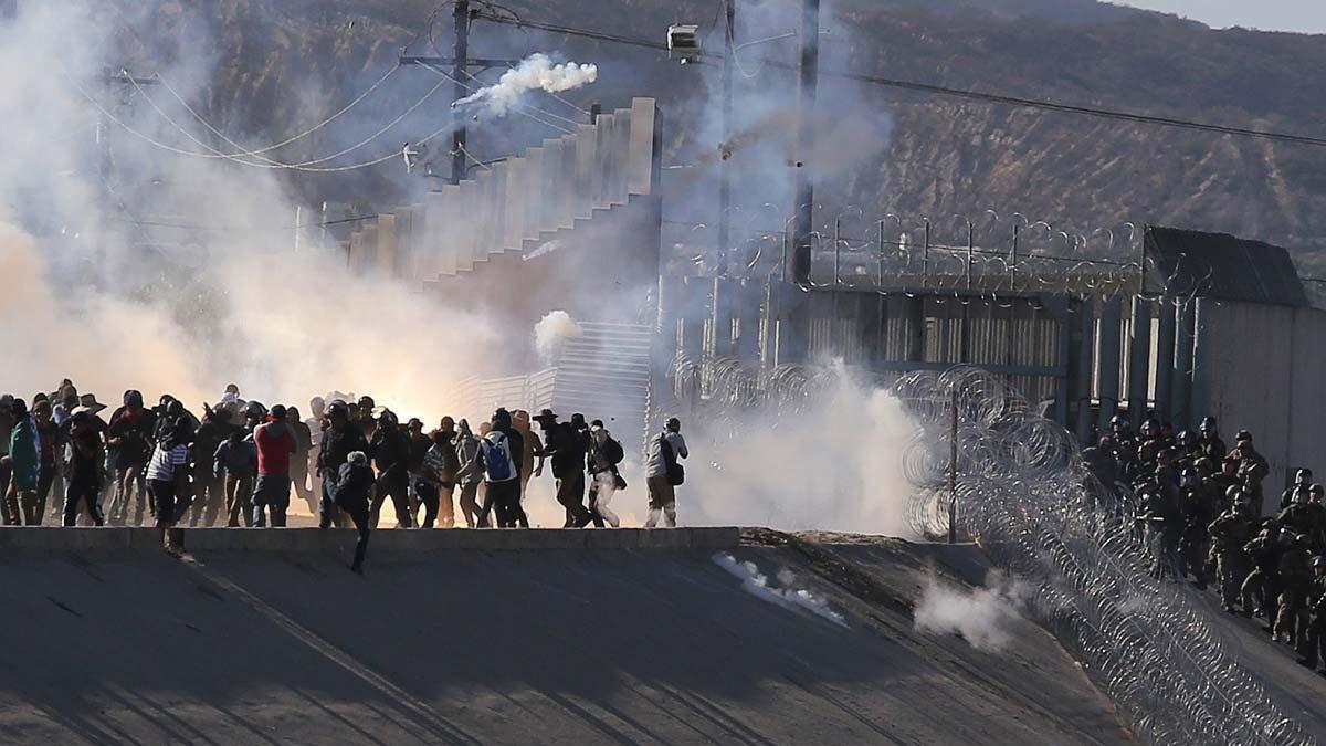 Policías de Estados Unidos dispersan a los inmigrantes con gas lacrimógeno en Tijuana.