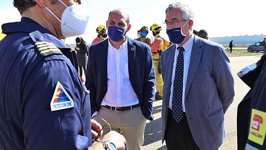 Bayona y Olona, en una presentación conjunta de extinción de incendios. | ÁNGEL DE CASTRO