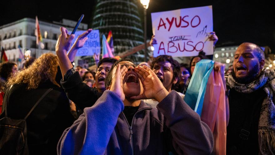 Los colectivos LGTBI rechazan las reformas de las leyes de igualdad: "Ayuso, Madrid no es solo para ti".