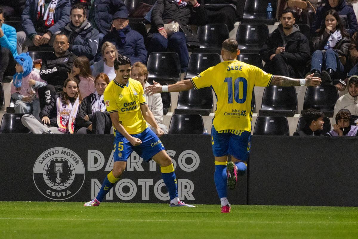 Enrique Clemente y Jesé festejan el gol de la UD en el Alfonso Murube de Ceuta