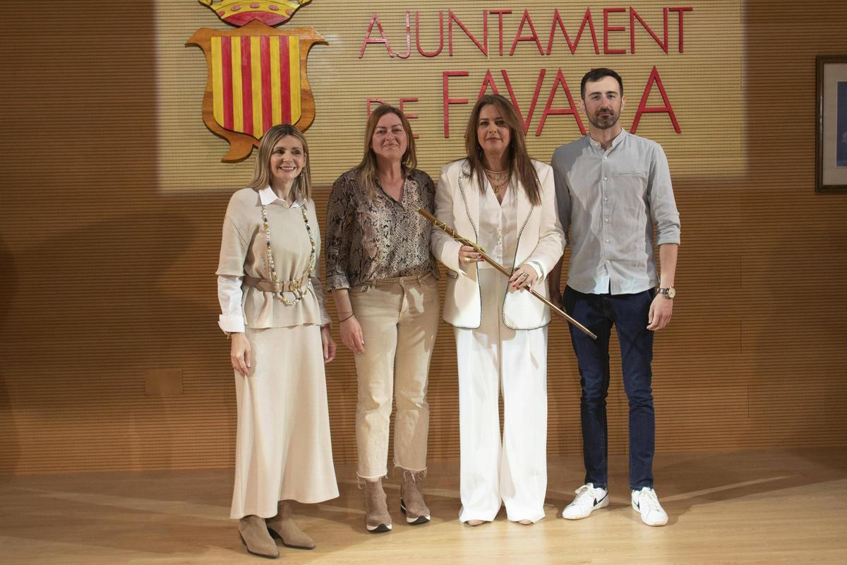 Pilar Sala, con el bastón de mando, junto a los concejales del PP tras su investidura con Ester Císcar a la izquierda y Rafael Jaijo a la derecha.