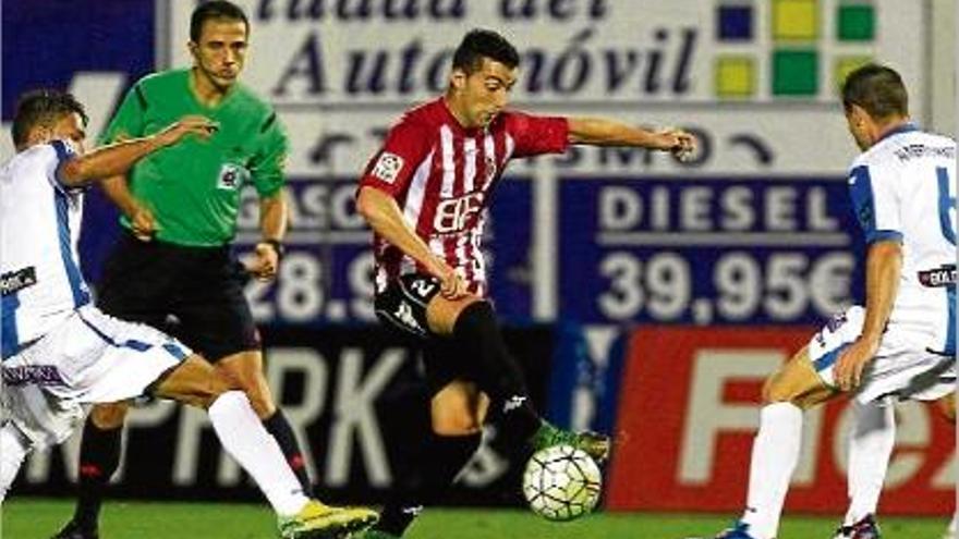 Borja García controla una pilota entre dos jugadors del Leganés dissabte passat a Butarque.