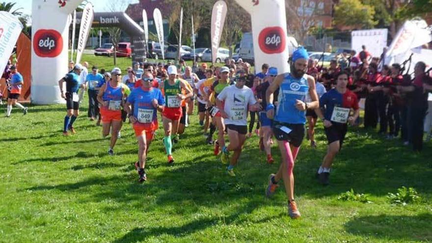 Participantes, ayer, en la carrera tras el pistoletazo de salida de todas las categorías.