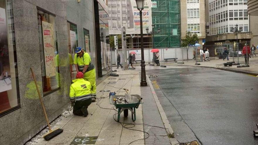 Los operarios han comenzado a levantar la acera del tramo afectado por las obras de Padre Feijóo. // N. P