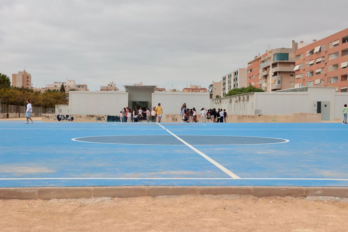 La pista del centro educativo, sin juegos ni sombras