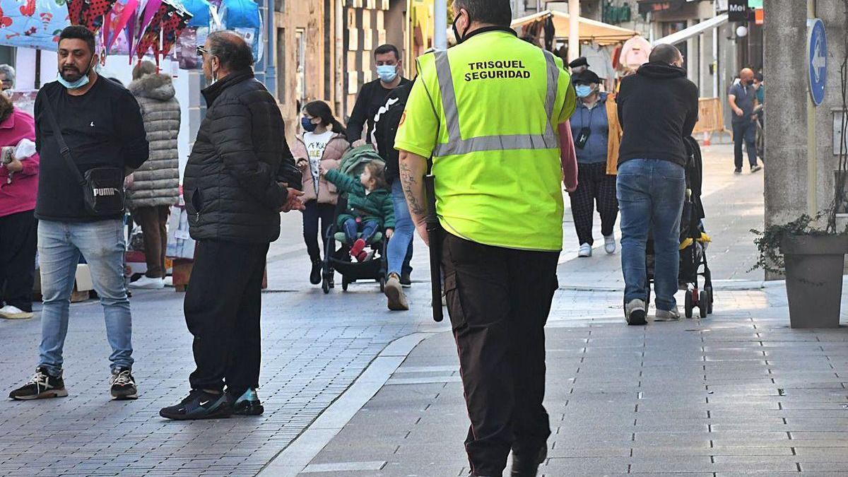 Uno de los vigilantes que contrató el Concello para supervisar el feirón por la falta de policía.