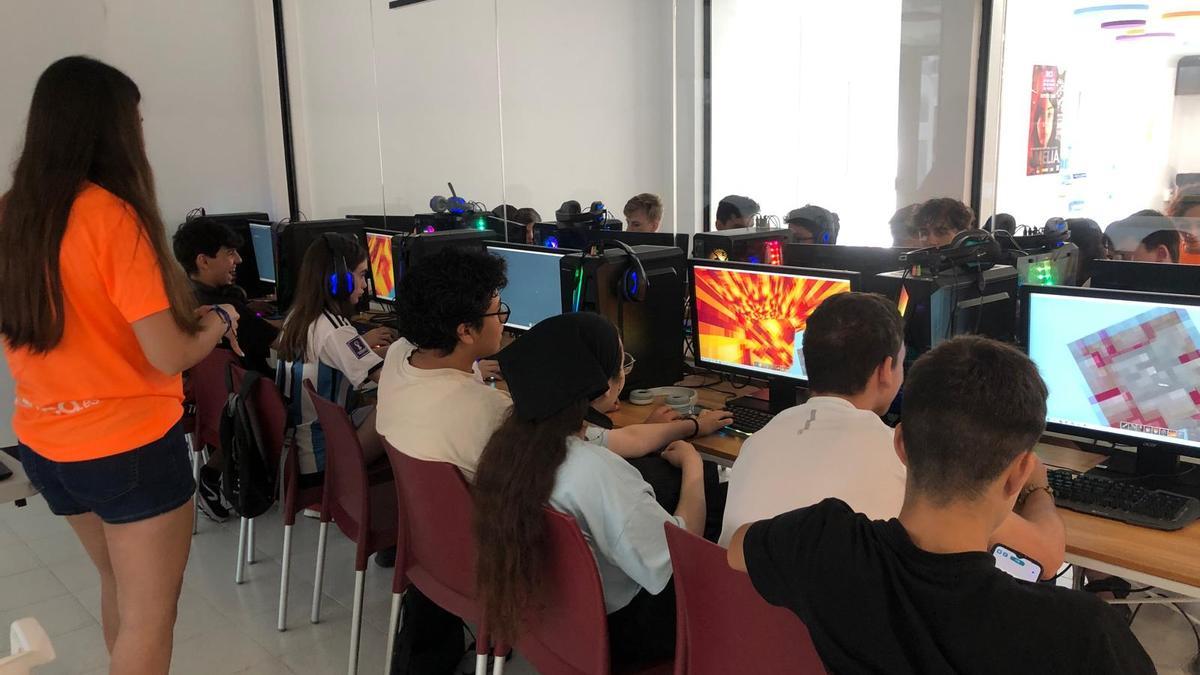Los jóvenes de Benetússer disfrutan de los talleres de formación en videojuegos