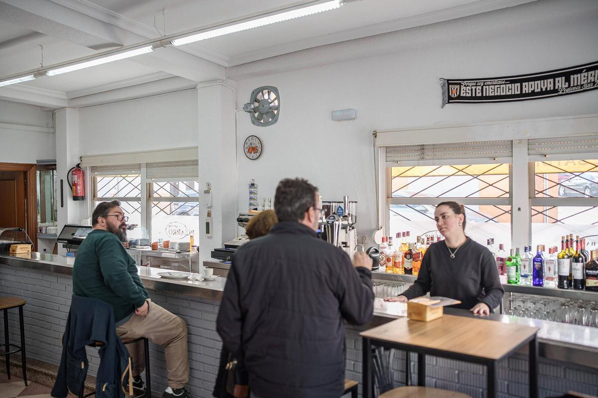 Ambiente en el interior del Bar Pizarro durante el servicio de mañana.