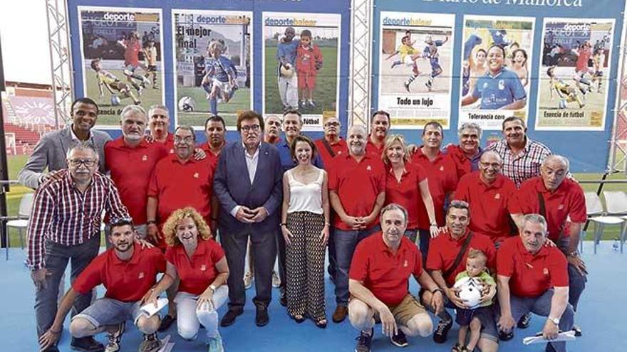 Foto de familia de los voluntarios que aportó la Federació de Futbol de les Illes Balears a la Fiesta y que gracias a ellos el acto se pudo hacer a la perfección; en medio de la fotografía están Maria Ferrer y Miquel Bestard.