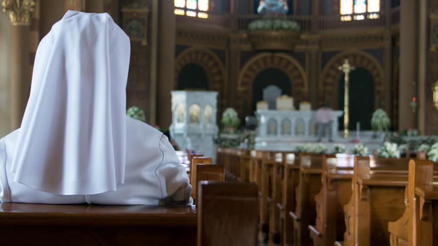 Una monja en una Iglesia.