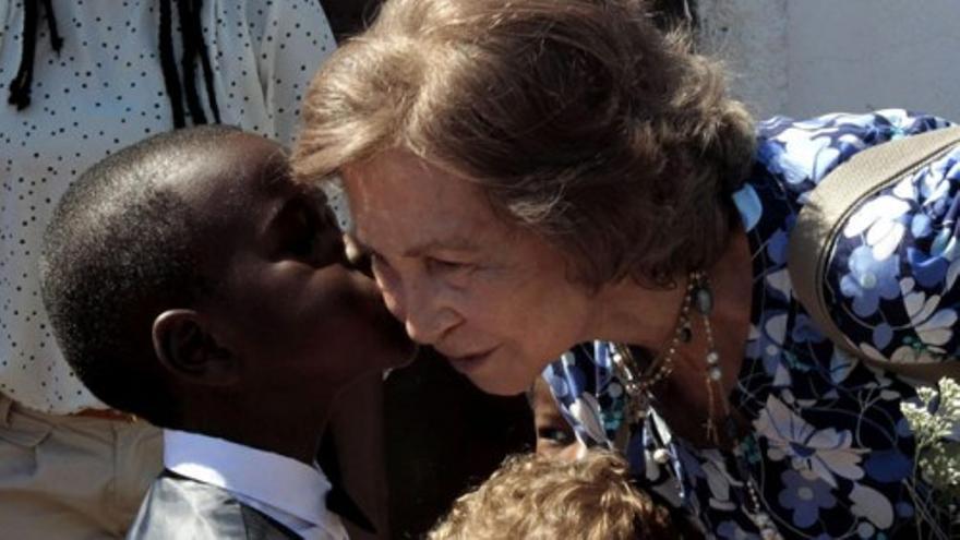 La Reina  se emociona en un orfanato de Mozambique