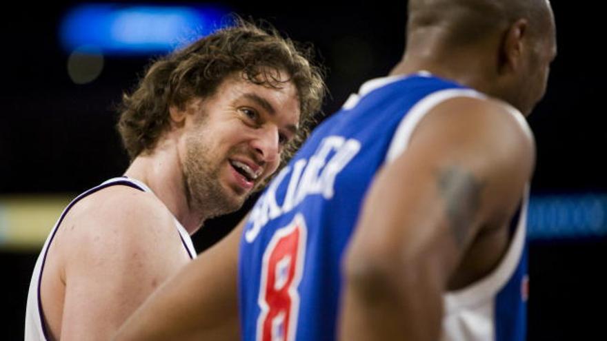 El jugador español de los Lakers de Los Ángeles Pau Gasol sonríe junto a Brian Skinner  de los Clippers .