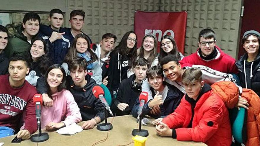 Los alumnos en el estudio de Radio Nacional de España.