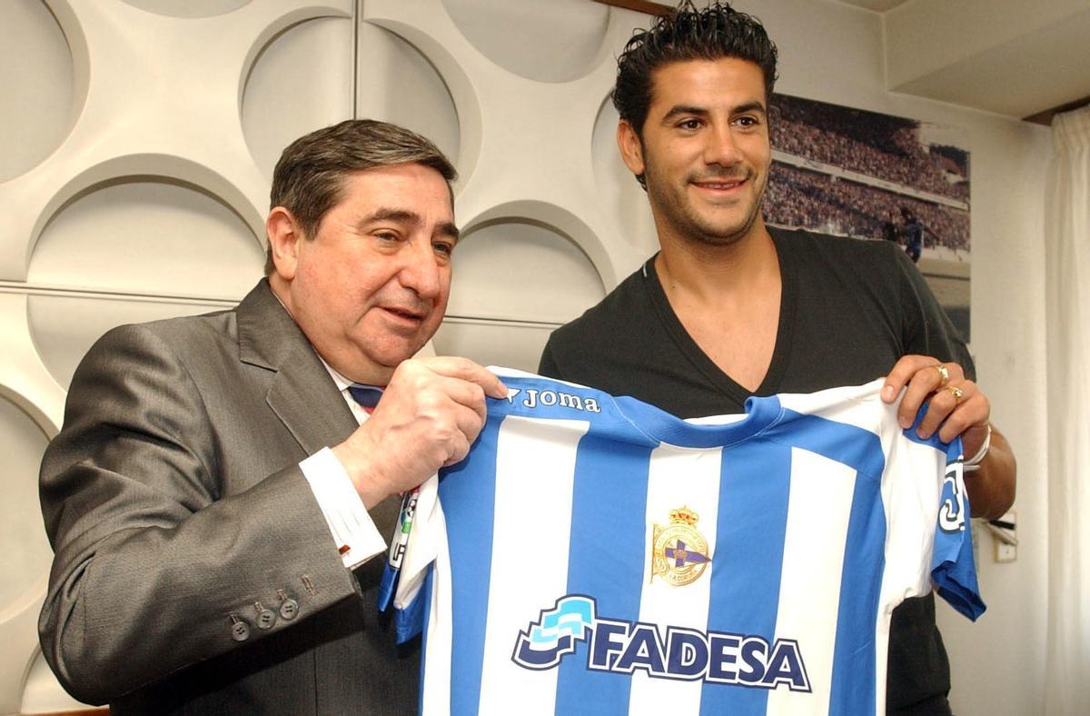 Riki posa con su camiseta junto a Lendoiro en su presentación como nuevo jugador del Deportivo en 2006.