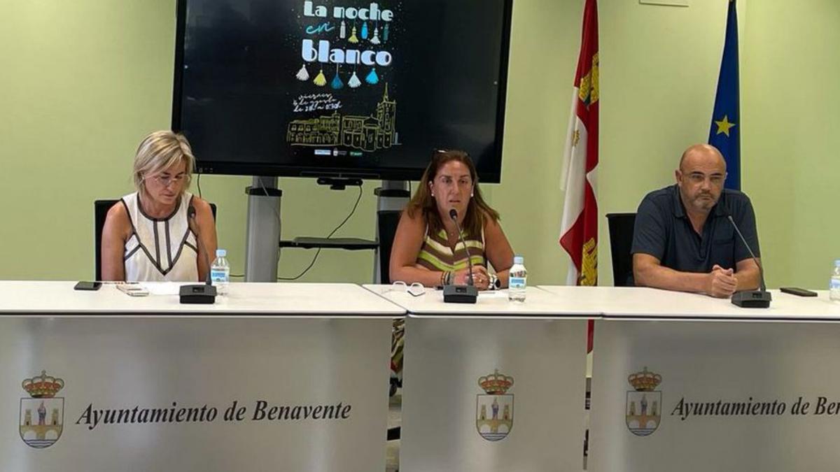 De izquierda a derecha: Maite Gutiérrez, Sandra Otero y Ernesto Cadenas, durante la presentación. | E. P.