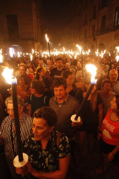 Marxa de torxes a Girona per commemorar el segon aniversari del referèndum de l'1-O