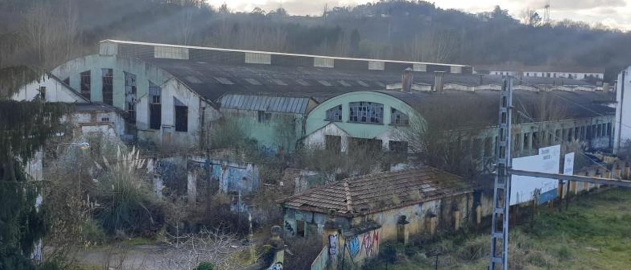 Aspecto que presentaba ayer en una vista general la fábrica de loza de San Claudio, tomada por la maleza y con la puerta abierta. | |  L. B.