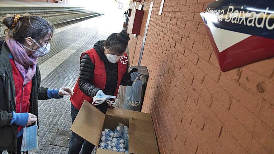 Voluntàries que eren a l&#039;estació de Manresa Baixador, amb una de les caixes