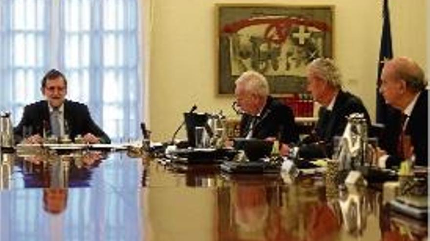 Rajoy presideix el Consell de Ministres extraordinari.