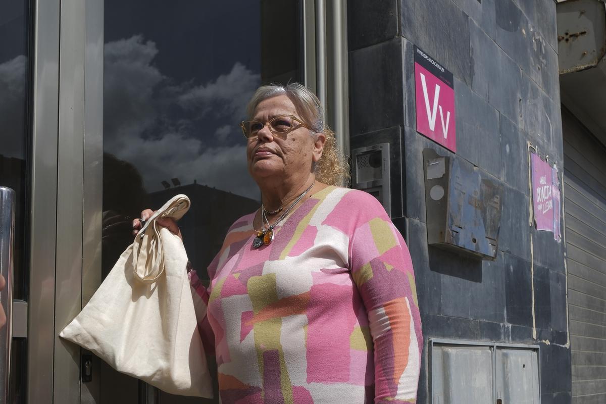 María del Pino frente a la puerta del edificio en el que reside, donde hay varios pisos vacacionales.