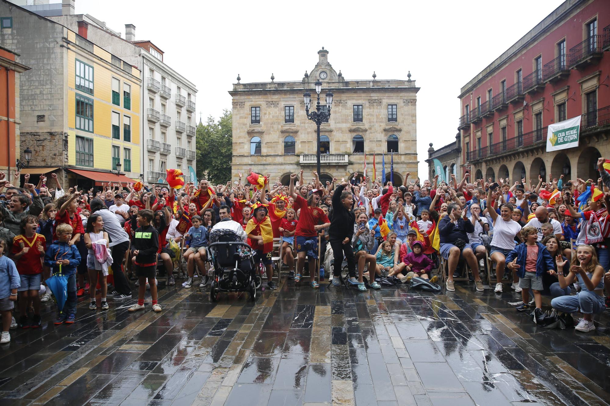 Gijón se vuelca (pese a la lluvia) animando a España en la final del Mundial de fútbol femenino