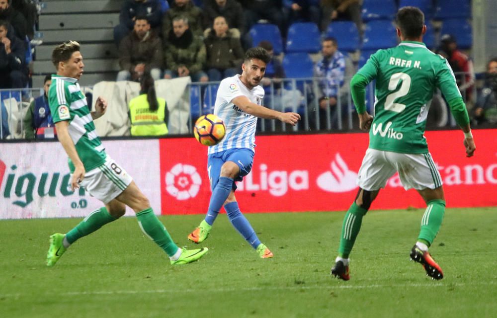 Las imágenes del derbi andaluz en La Rosaleda, que estuvo precedido de un minuto de silencio en memoria de Pablo Ráez. Sobre el césped, el conjunto bético remontó un choque en el que el Málaga CF no estuvo bien.