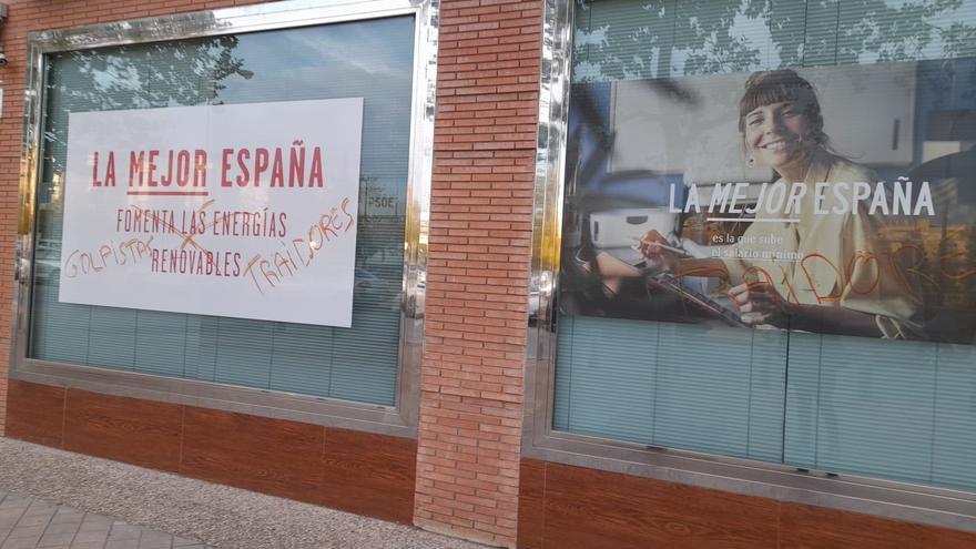 Denuncian pintadas en las sedes del PSOE de Granada y de varios municipios de Málaga