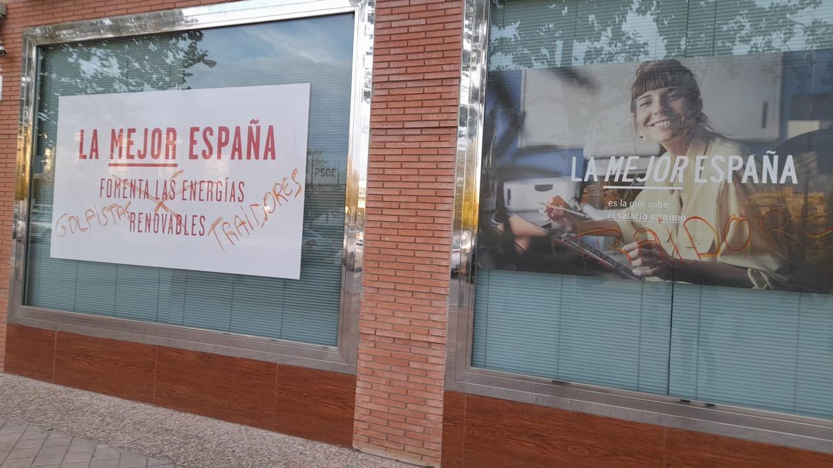 Pintadas en la puerta del PSOE de Granada.