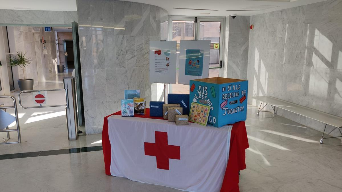 Recogida de juguetes y alimentos en el Aeropuerto de Fuerteventura a beneficio de Cruz Roja.