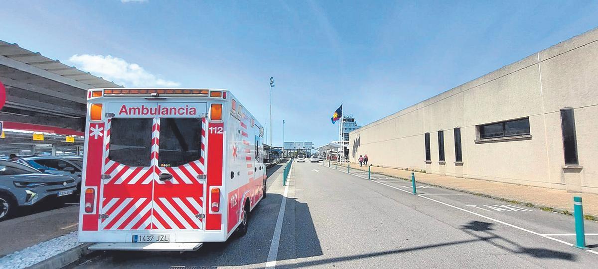 Una ambulancia en el aeropuerto de Asturias.