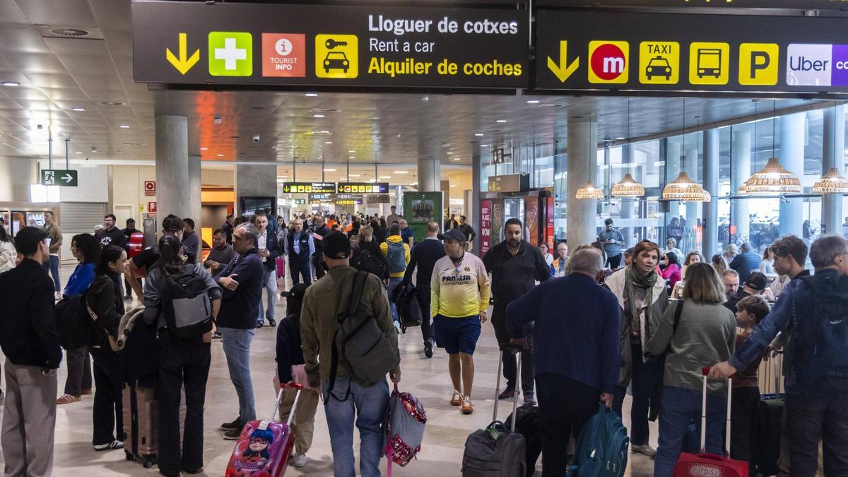 El aeropuerto de Valencia, repleto de pasajeros, esta semana.