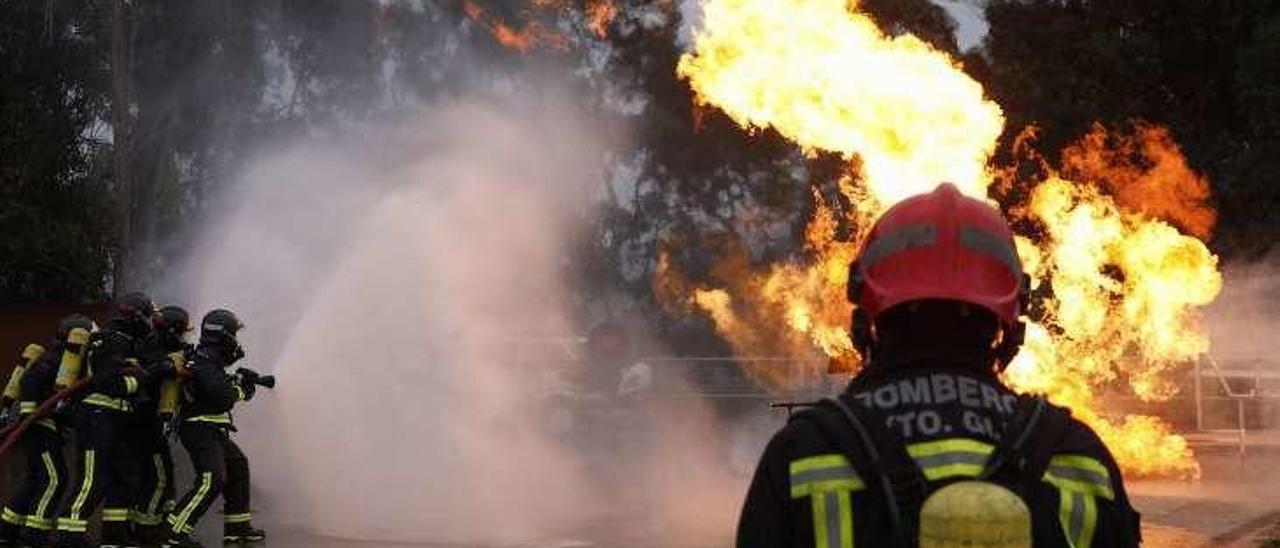 Bomberos de Gijón durante un simulacro.