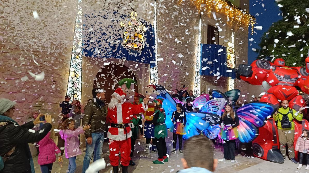 Niños y mayores disfrutan de la visita de Papa Noel en La Nadala de La Vila.