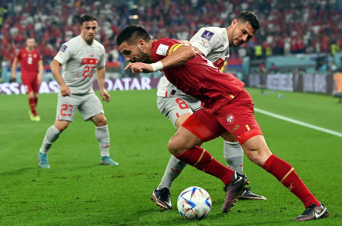 Doha (Qatar), 02/12/2022.- Dusan Tadic (front) of Serbia in action against Remo Freuler of Switzerland during the FIFA World Cup 2022 group G soccer match between Serbia and Switzerland at Stadium 947 in Doha, Qatar, 02 December 2022. (Mundial de Fútbol, Suiza, Estados Unidos, Catar) EFE/EPA/Georgi Licovski