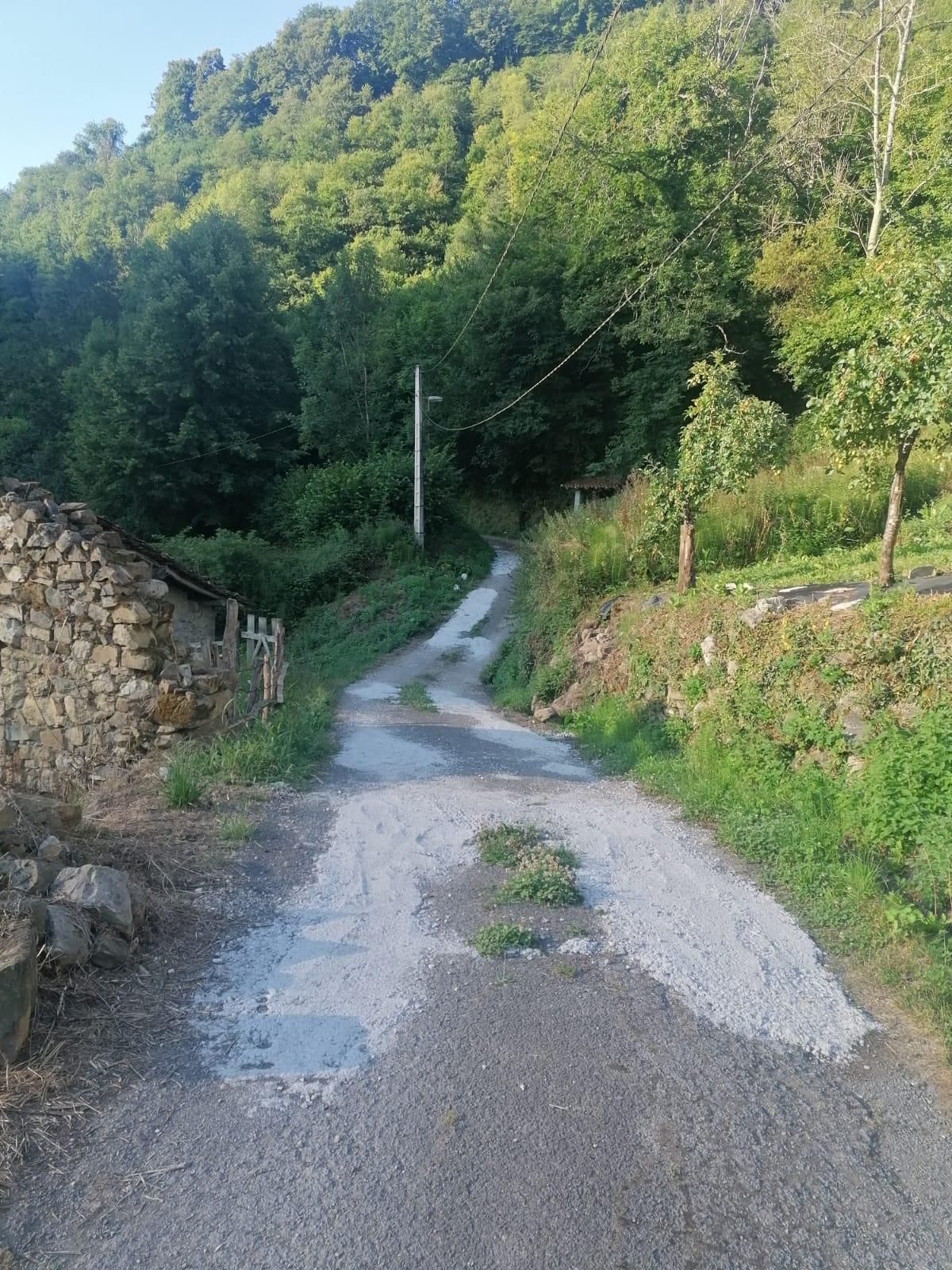 El acceso a Guiles, rebacheado.