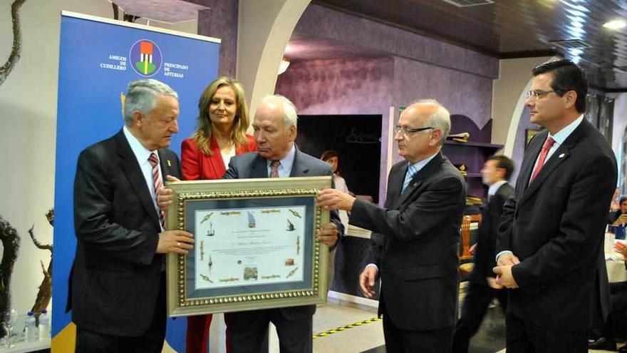 Francisco Rodríguez hace entrega de la &quot;Amuravela de Oro&quot; del pasado año al empresario Alfredo Martínez Cuervo (a la izquierda), en presencia de Isabel San Sebastián, Juan Luis Álvarez del Busto y Pedro Sanjurjo.