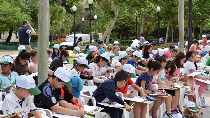 Els escolars dibuixen el parc Ribalta al concurs en defensa del medi ambient