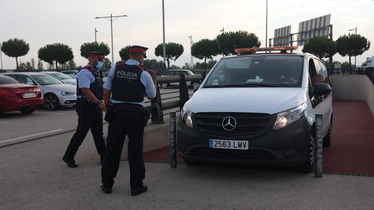 Hallan el cadáver del hombre que mató a su hijo en un hotel de Barcelona. En la foto, el furgón judicial con el cadáver del padre.