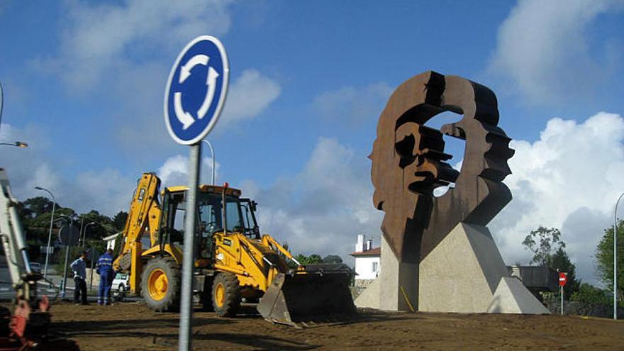 La estatua del Che, tras ser colocada en la rotonda de Nirvana.