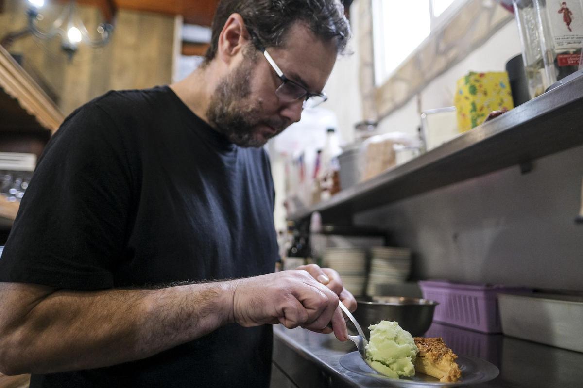 José Manuel Macías prepara el postre de tarta de manzana y sorbete de manzana.