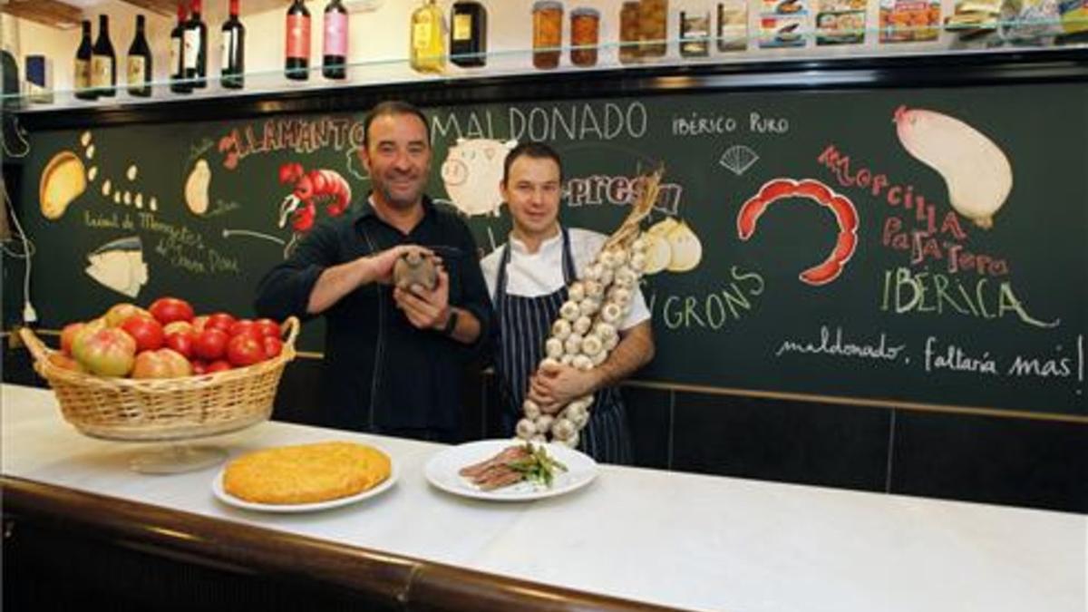 Santi Hoyos y el cocinero Alejandro Britos, con unos ajos. Foto: Josep Garcia