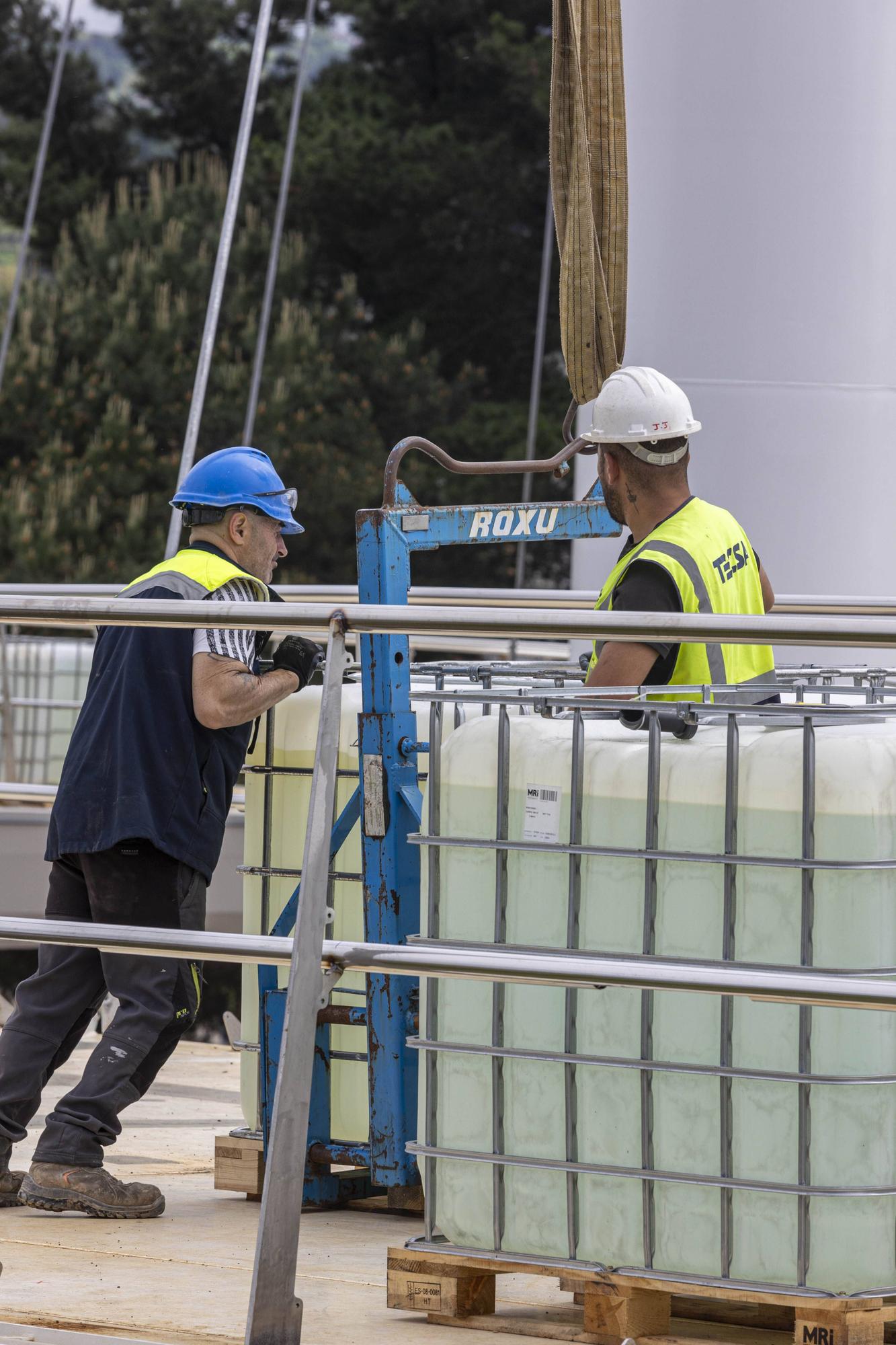  La curiosa prueba de carga del "arpa" de Santullano, con 120 toneladas en bidones