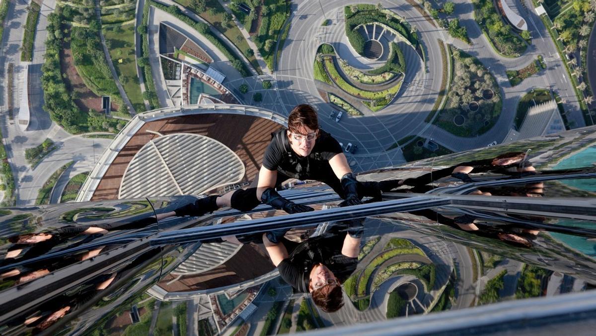 Tom Cruise, como Ethan Hunt, escalando el mismísimo Burj Khalifa, en Dubái.